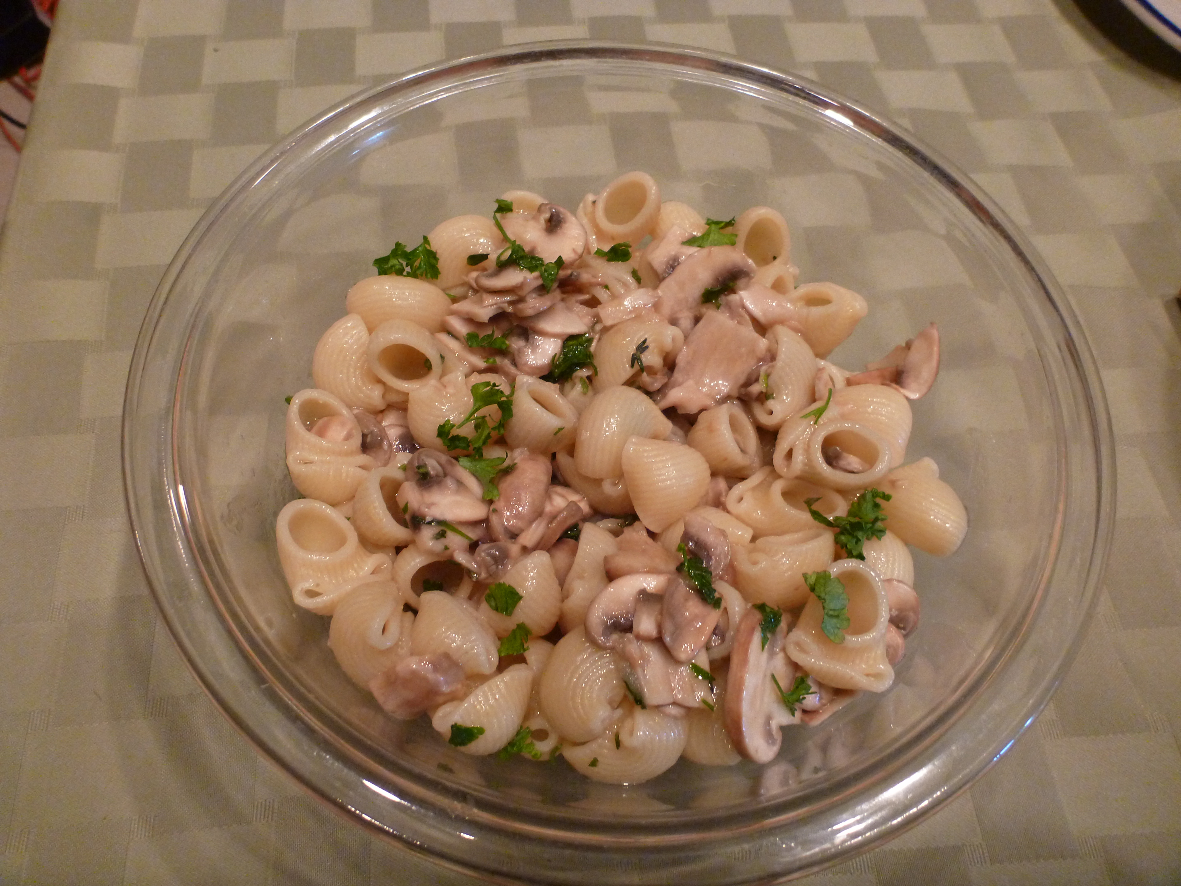 Pasta with mushrooms, lemon, garlic and thyme